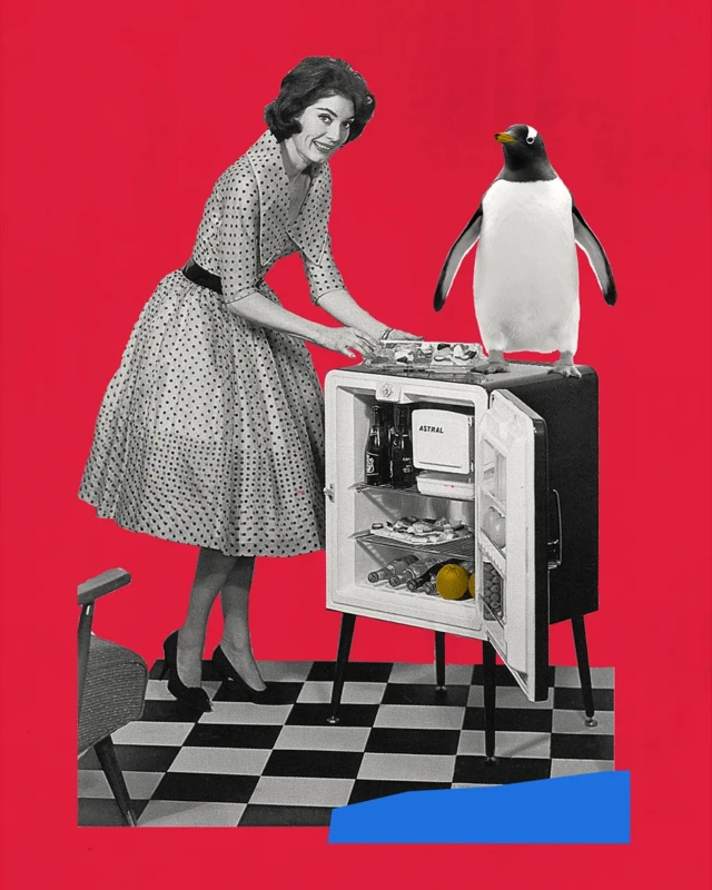 یک زن به سبک دهه پنجاه میلادی، یک یخچال کوچک با چهار پایه که درش باز است و پر از مواد خوراکی است، یک پنگوئن روی یخچال، کف پوش اتاق چارخانه سیاه و سفید است