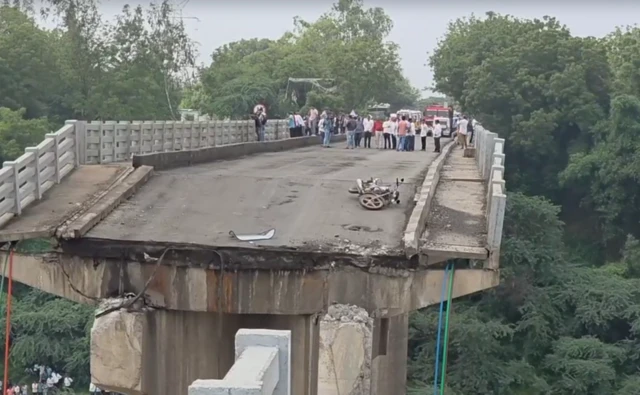 குஜராத், பாலம் விபத்து, வடோதரா, மஹிசாகர், ஆனந்த் தொகுதி, சௌராஷ்டிரா, கம்பிரா பாலம் மீட்புப் பணிகள் 