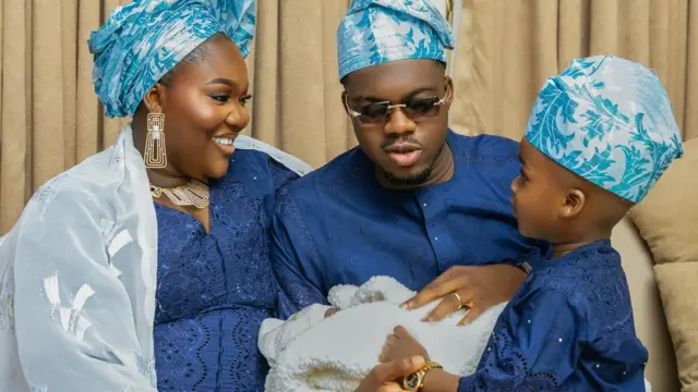 Iyawo Cute Abiola, Khudrah, Cute Abiola pẹlu akọbi ọmọ wọn ati eyi ti wọn ṣẹṣẹ bi ti wọn gbe dani