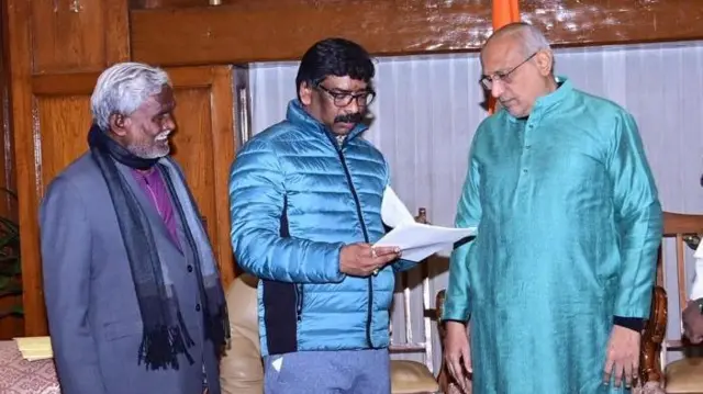 বুধবার রাতে গভর্ণরের হাতে ইস্তফা পত্র দিচ্ছেন হেমন্ত সোরেন (মাঝে), সঙ্গে আছেন পরবর্তী মুখ্যমন্ত্রী চম্পাই সোরেন (একেবারে বাঁয়ে)