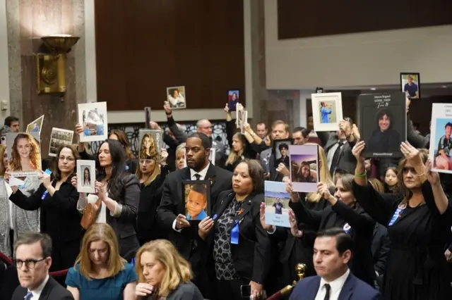 যুক্তরাষ্ট্রের সেনেটের শুনানিতে উপস্থিত পরিবারবর্গ যাদের সদস্যরা সমাজমাধ্যমে হেনস্থার শিকার হয়েছেন। 