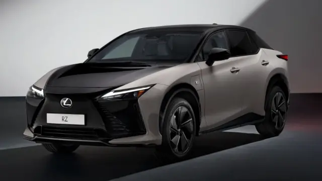 قوی‌ترین مدل لکسوس RZ دو موتور الکتریکی دارد که در مجموع ۴۰۲ اسب بخار نیرو تولید می‌کنند