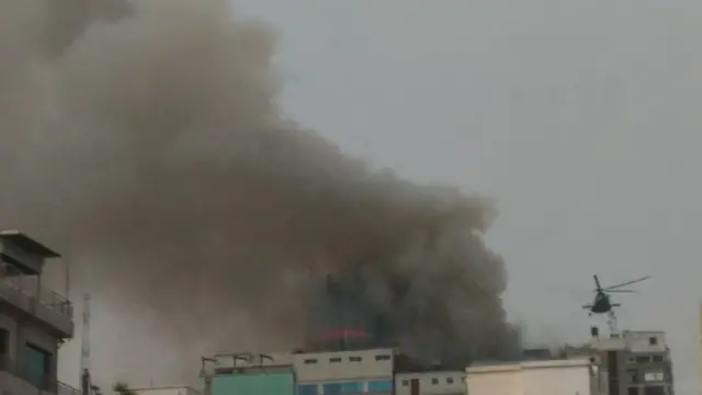 এফ আর টাওয়ার এবং পাশের হোটেল সারিনার মাথার ওপর দিয়ে কুণ্ডুলি পাকানো কালো ধোঁয়া নজরে আসছিল বহুদূর থেকেও।