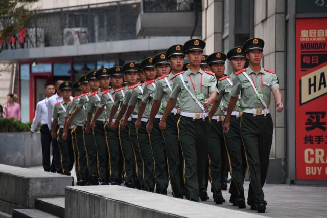 一队解放军士兵走过北京一购物中心