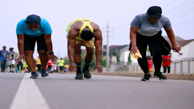 Dad jimcisi ku sameeynaya waddooyinka magaalada Abuja ee dalka Nigeria