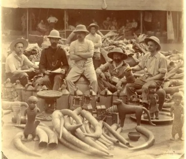 Soldats britanniques avec des objets pillés dans le palais royal lors de l'expédition punitive à Benin City en 1897.
