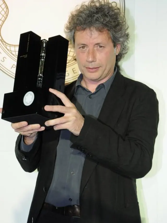 Alessandro Baricco recibe un premio.