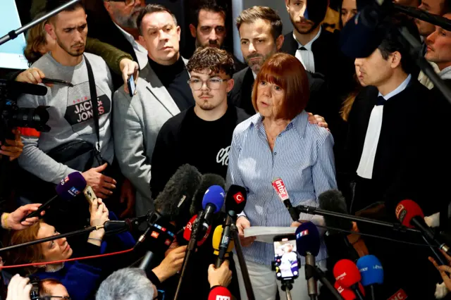 Gisèle Pelicot fazendo pronunciamento à imprensa após anúncio da sentença