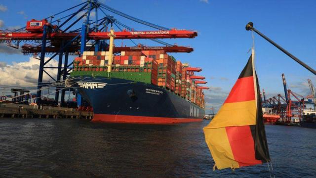Um navio cargueiro no porto de Hamburgo