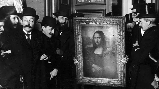 Foto em preto e branco da Mona Lisa ao lado de vários homens de terno e cartola, alguns de bengala
