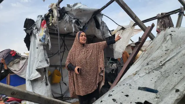 Mulher palestinabetsul appuma das tendas destruídas pelo ataque israelense no domingo