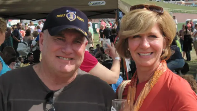 Керрол у синій кепці та Веббер, яка тримає склянку в руці, посміхаються на камеру