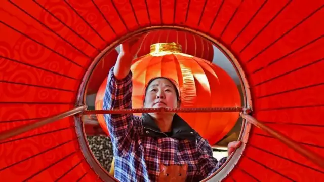 radnica pravi lampion u Kini 