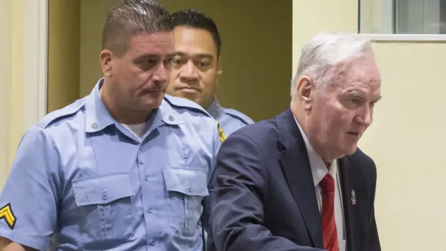 Ratko Mladic.con dos guardias de seguridad