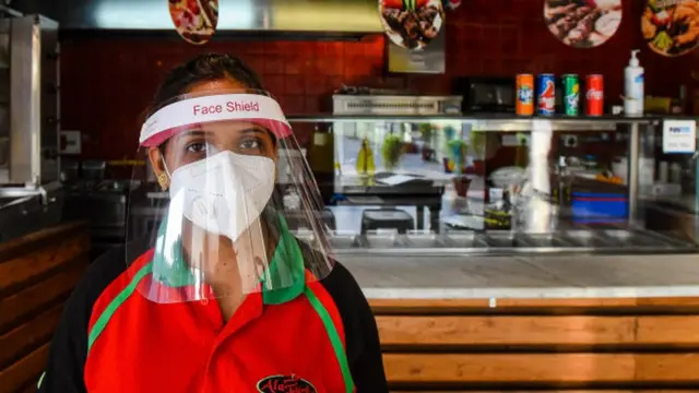 માસ્ક પહેરેલી મહિલા