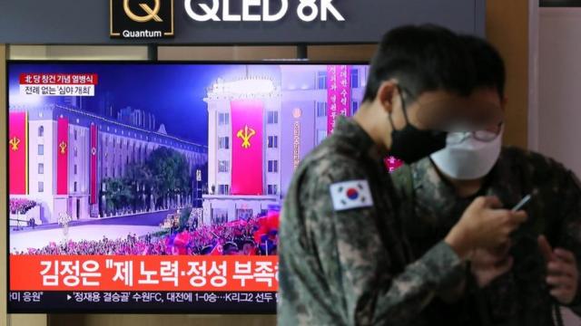 지난해 10월 11일 오전 서울역 대합실에 북한 노동당 창건 75주년 열병식 관련 뉴스가 나오고 있다