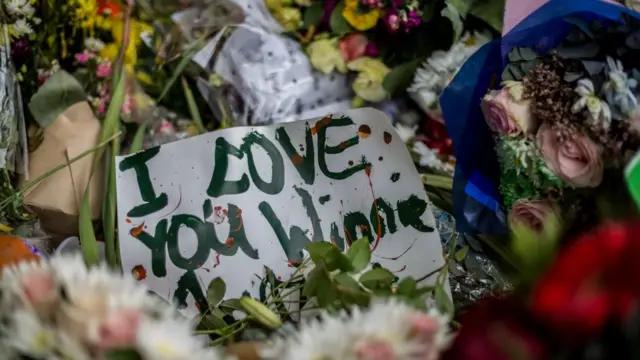 Des gerbes de fleurs déposés à la porte du domicile de Winnie Mandela à Soweto.