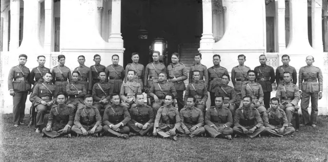 โฉมหน้าคณะราษฎรสายทหารบก 33 คน โดยมี พ.อ.พระยาพหลพลพยุหเสนา หัวหน้าคณะราษฎร (คนที่ 5 แถวกลางจากซ้ายมือ) และ พ.ท.หลวงพิบูลสงคราม (คนที่ 3 แถวกลางจากซ้ายมือ) ร่วมในภาพด้วย