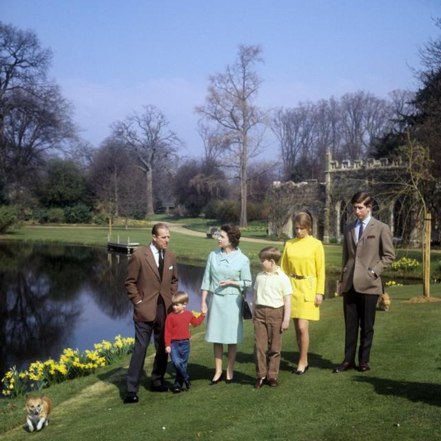 Da esquerda para a direita: o duque de Edimburgo, a rainha Elizabeth 2ª, o príncipe Edward, príncipe Andrew, princesa Anne e príncipe Charles.