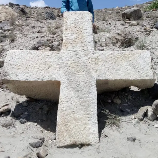 اس کا وزن قریب تین سے چار ٹن ہے اور لمبائی چھ سے سات فٹ ہے