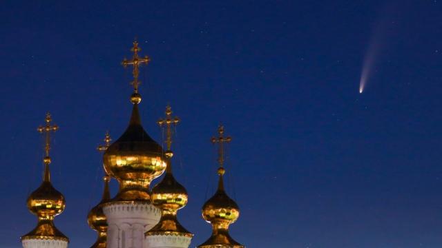 El cometa Neowise visto sobre la iglesia de la Epifanía del Monasterio de la Transfiguración de Riazán, en Rusia.