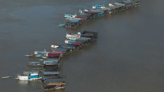 Balsas e dragas no rio