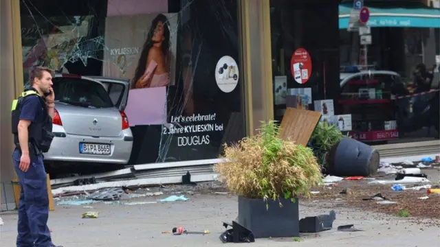 Sosyal medyada paylaşılan görüntülerde aracın dükkanın vitrininden içeri girdiği görülüyor
