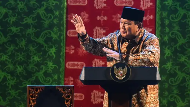 Presiden Prabowo Subianto memberikan arahan saat menghadiri perayaan Natal Nasional 2025 di Tenis Indoor Senayan, Jakarta, Senin (5/1/2026). Ia sempat menyinggung RI sebagai negara paling bahagia.