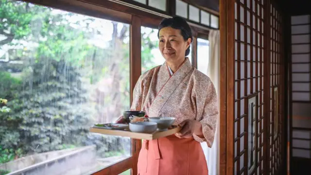 Mulher servindo refeição no Japão