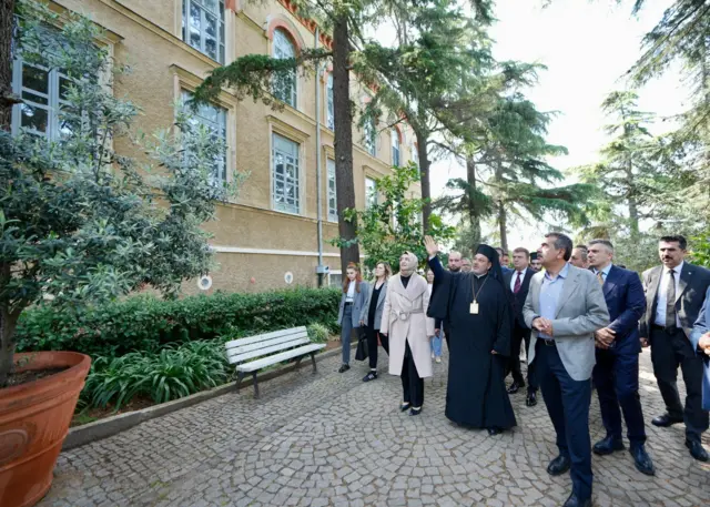Milli Eğitim Bakanı Yusuf Tekin, okulu ziyaret ediyor. 
