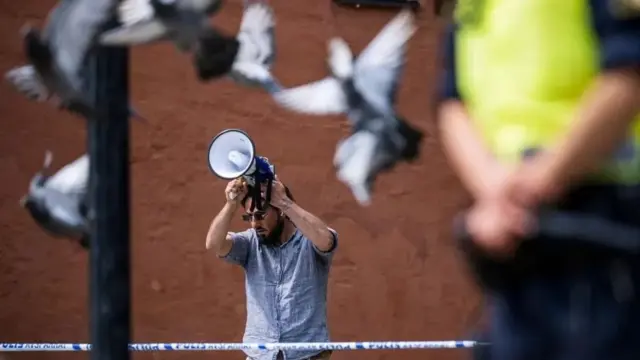 پولیسو دوه ځله د قران کریم سوځولو پر پروګرام بندیز ولګاوه، خو محکمې یې دا بندیز لغو کړ.