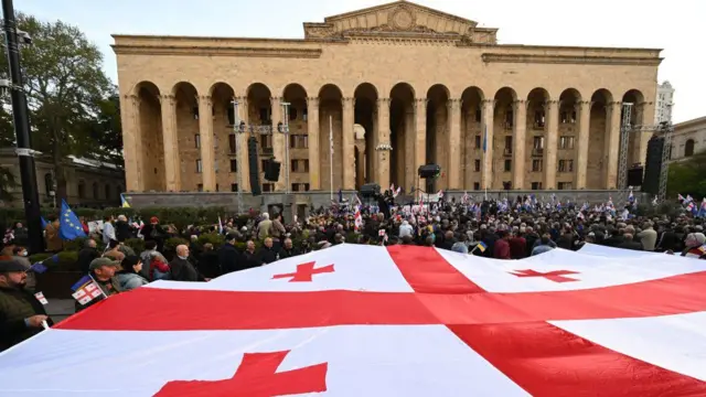 Gürcistan'da hükümet karşıtı binlerce kişi sokağa çıktı: "Rusya'nın kölesi olmayacağız" - BBC News Türkçe