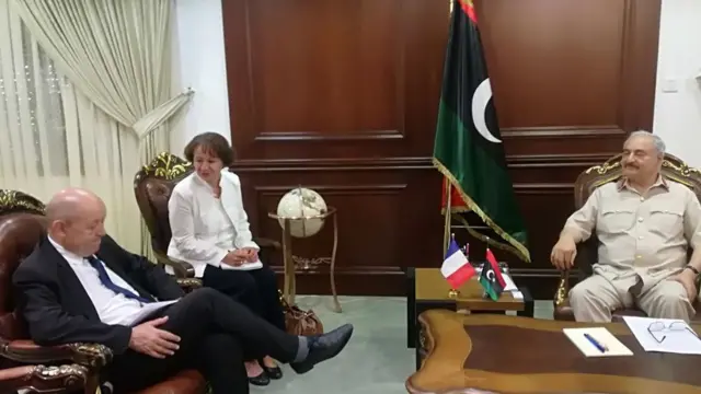 وزير الخارجية الفرنسي جان إيف لودريان (في اليسار) في اجتماع مع خليفة حفتر