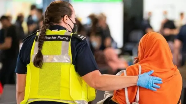 یافته‌های بی‌بی‌سی: بریتانیا در صدور ویزا اوکراینی‌ها را بر افغان‌ها اولویت داده است