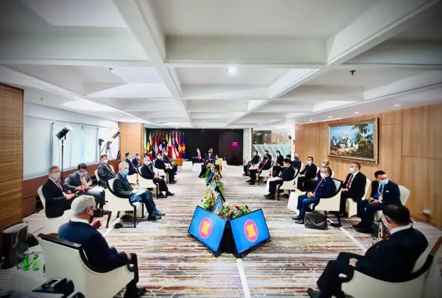 ပြီးခဲ့တဲ့နှစ် ဧပြီလမှာ စစ်ခေါင်းဆောင်တက်ရောက်ခဲ့ပြီး ဘုံသဘောတူညီချက် ငါးချက်ထုတ်ပြန်ကြေညာခဲ့တဲ့ အစည်းအဝေးမြင်ကွင်း။ 