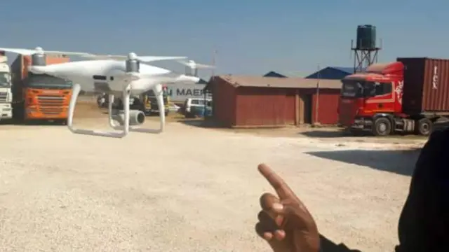 ከድሮኖቹ መካከል አንዷ በሥራ ላይ