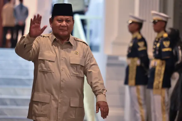 Presiden Prabowo Subianto menyapa wartawan saat bersiap menyambut kedatangan mantan presiden untuk bersilahturahmi di Kompleks Istana Kepresidenan, Jakarta, Selasa (3/3/2026). Selain silahturahmi, dalam kesempatan tersebut Presiden Prabowo juga berdiskusi isu terkini bersama para mantan presiden dan wapres. 
