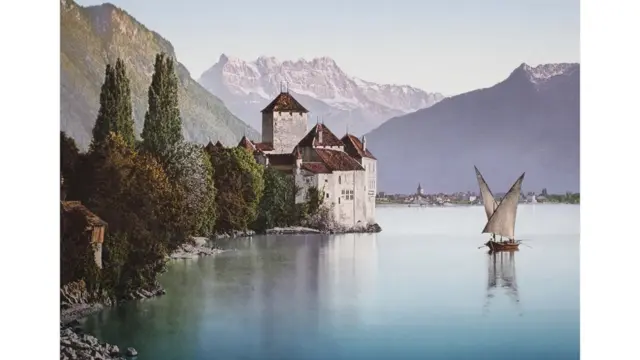 'Château de Chillon' en la orilla del Lago de Ginebra, en Suiza, foto tomada entre 1889 y 1911. Swiss Camera Museum Collections