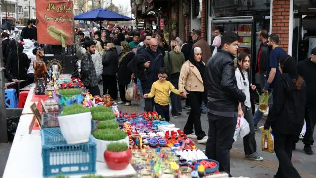 Неки базари и пијаце у Техерану су отворени за Новруз, упркос бомбардовању