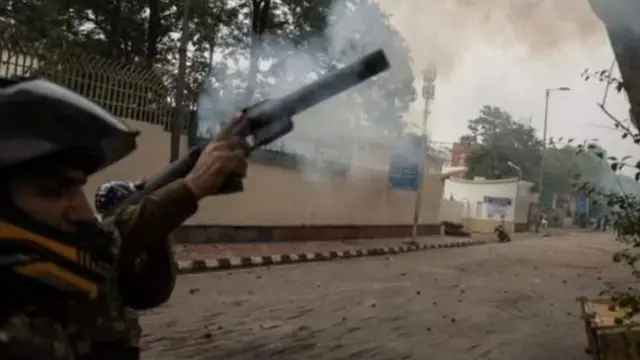 जामिया: पुलिस को अंदर जाने का आदेश देने वाले की पहचान की मांग