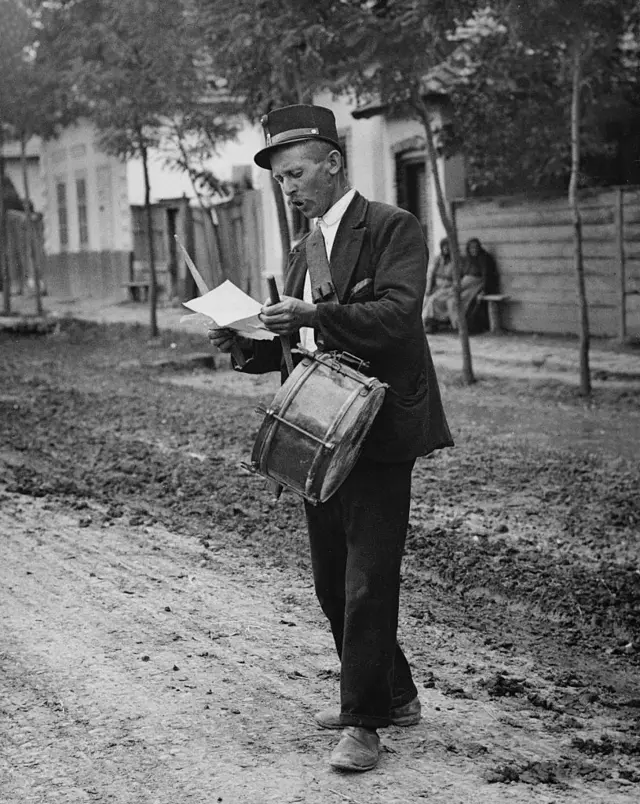 Homem com um tambor anuncia as notícias em Nagyrev em 1929
