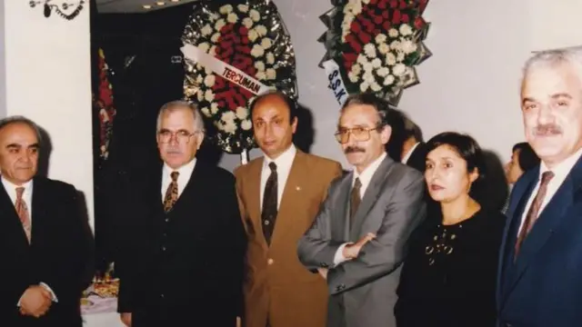 Kılıçdaroğlu, 1990'lı yıllarda, SSK'daki görevi sırasındayken katıldığı bir etkinlikte, kalabalık bir grupla fotoğraf çektiriyor. 