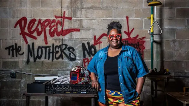 ਅਮਰੀਕੀ ਕਲਾਕਾਰ ਅਤੇ ਕਾਰਕੁਨ ਮਿਸ਼ੇਲ ਬਰਾਊਡਰ ਆਪਣੀ ਕਾਰਜਸ਼ਾਲਾ ਵਿੱਚ ਜਿੱਥੇ ਉਨ੍ਹਾਂ ਨੇ ਕਲਾਤਮਿਕ ਬੁੱਤ ਡਿਜ਼ਾਈਨ ਕੀਤੇ 