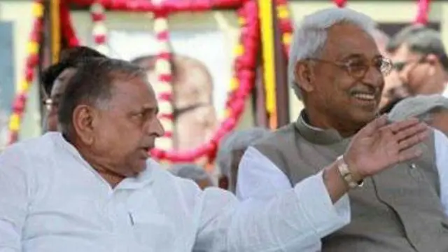 एक पुरानी तस्वीर में माता प्रसाद पांडे मुलायम सिंह यादव के साथ 