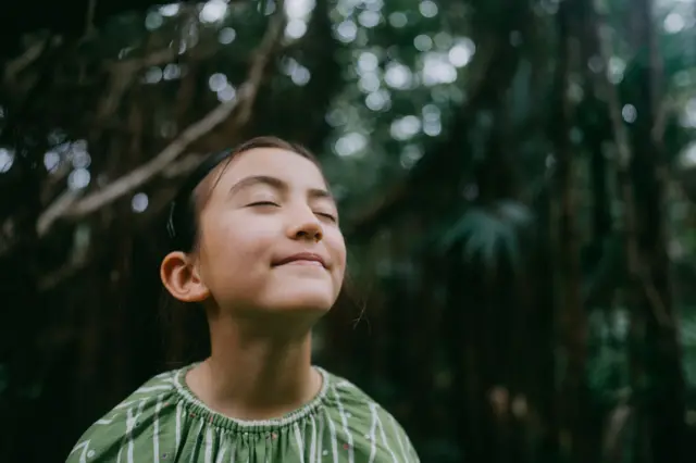 శ్వాస తీసుకుంటున్న యువతి