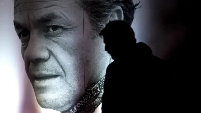 Detalle de una exhibición fotográfica sobre Nicanor Parra