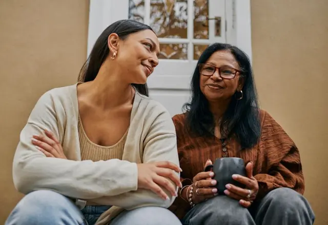 Madre e hija conversando