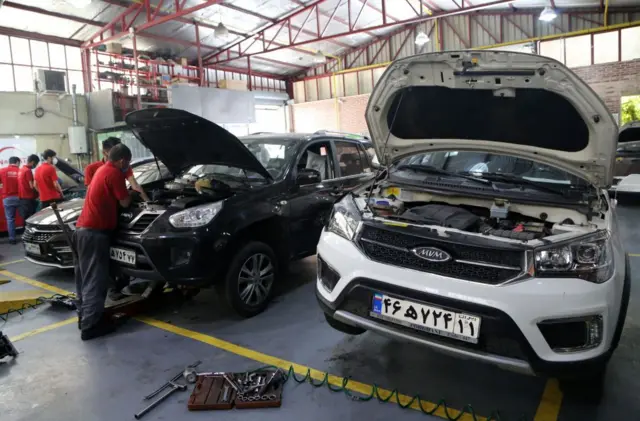 مکانیک خودرو در یک انبار در تهران، ایران در تاریخ ۰۱ ژوئیه ۲۰۲۰ بر روی خودروها کار می کند. تولیدکنندگان داخلی خودروهای خود را به قید قرعه می فروشند زیرا بحران صنعت خودرو در ایران پس از تحریم های ایالات متحده و ممنوعیت واردات همچنان عمیق تر می شود.