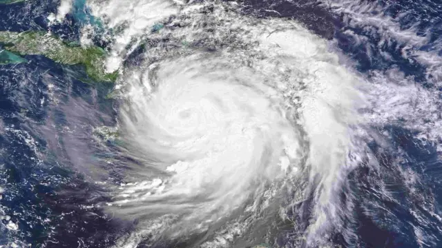 Спутниковое фото урагана