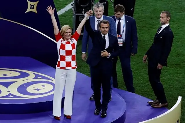 Bà Kolinda Grabar-Kitarovic và Tổng thống Pháp Emmanuel Macron trên sân Luzhniki hôm 15/07